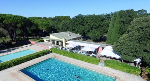 Restaurant/places to eat, Bird's eye view, Swimming pool
