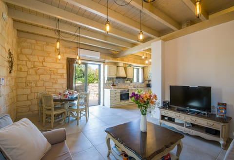 TV and multimedia, Kitchen or kitchenette, Living room, Seating area, Dining area