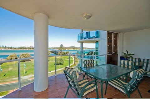 Balcony/Terrace, Dining area, Lake view