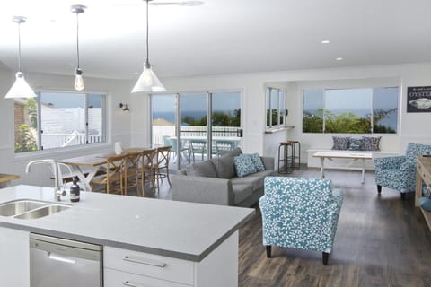 Kitchen or kitchenette, Dining area, Mountain view