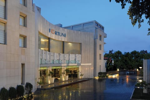 Facade/entrance, Bird's eye view