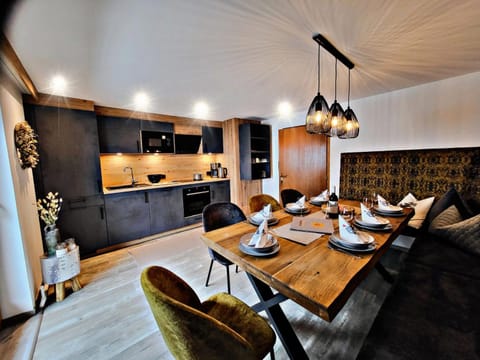 Kitchen or kitchenette, Seating area, Dining area, minibar, pet friendly, stove