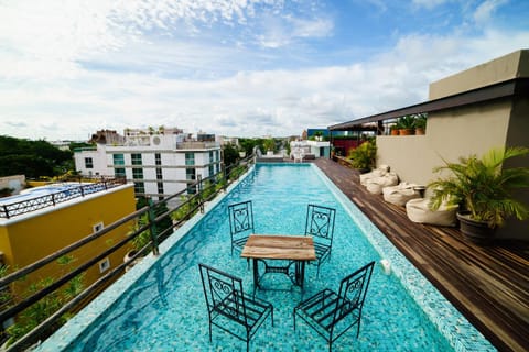 Day, Swimming pool