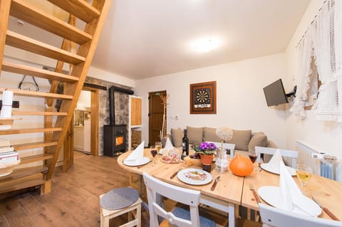 TV and multimedia, Living room, Photo of the whole room, Seating area, Dining area, Food, Entertainment, flat iron, locker