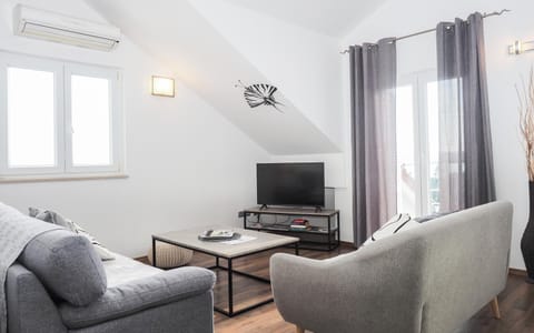 TV and multimedia, Living room, Seating area, Evening entertainment