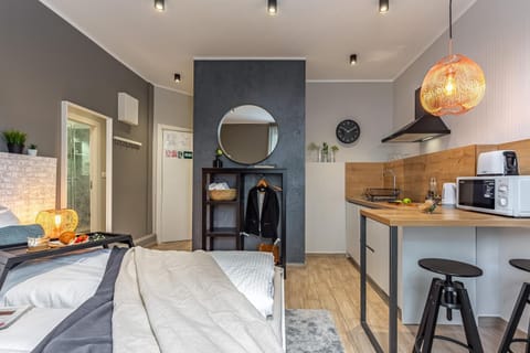 Coffee/tea facilities, Kitchen or kitchenette, Dining area, Bedroom