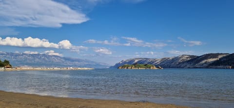 Apartman Dragan i Slavica 200 m od plaže s terasom Apartment in Lopar
