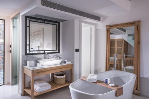 Shower, Toilet, Bathroom, Other, Photo of the whole room, Decorative detail, Decorative detail, Area and facilities