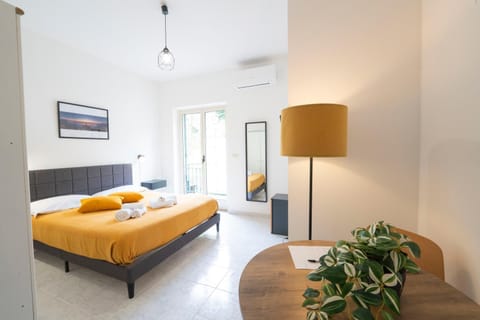 Bed, TV and multimedia, Photo of the whole room, Bedroom, air conditioner
