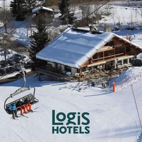 Property building, Restaurant/places to eat, Winter, Skiing, Skiing, Seasons