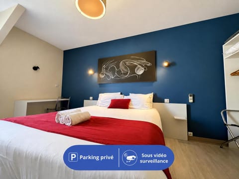 Photo of the whole room, Bedroom