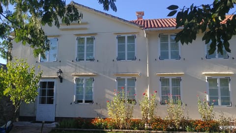 Facade/entrance, Off site, Day, Garden, Autumn