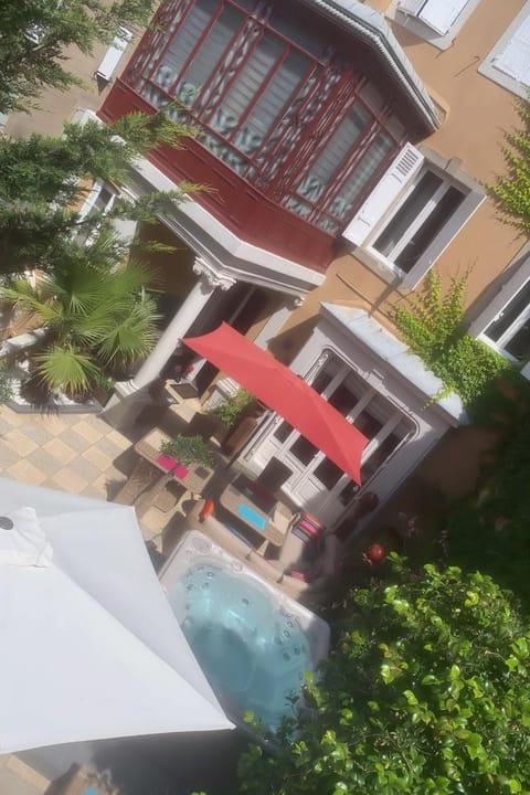 Patio, Spa and wellness centre/facilities