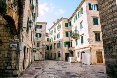 Nearby landmark, Neighbourhood