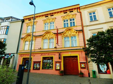 Facade/entrance, Day