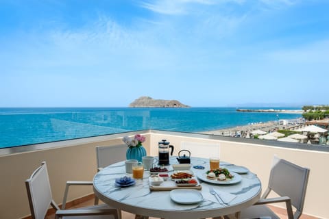 Balcony/Terrace, Pool view, Sea view