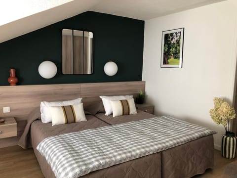 Bed, Photo of the whole room, Decorative detail, Bedroom