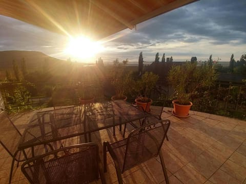 Spring, Winter, Summer, BBQ facilities, Balcony/Terrace, Autumn, Lake view, Mountain view, Sunset