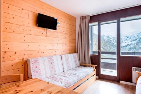 Bed, TV and multimedia, Living room, Dining area