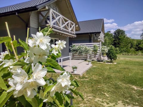 Property building, Facade/entrance, Natural landscape, Garden, Garden, Balcony/Terrace, Garden view