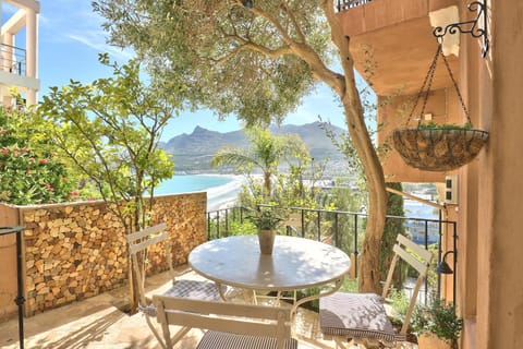 Staff, Restaurant/places to eat, Activities, Balcony/Terrace, Decorative detail, Beach, Mountain view, Sea view