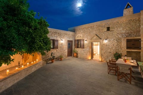 Facade/entrance, Night, Summer, Garden, Balcony/Terrace, On site, Garden view