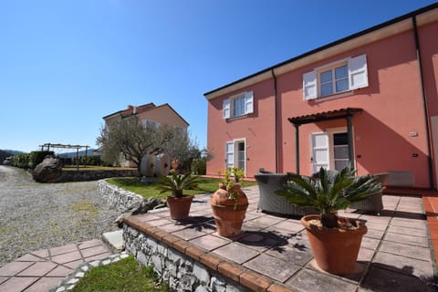 Property building, Facade/entrance, Garden, Balcony/Terrace, Lobby or reception