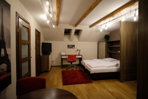 Bed, TV and multimedia, Living room, Photo of the whole room, Seating area, Bedroom