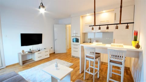 TV and multimedia, Kitchen or kitchenette, Dining area