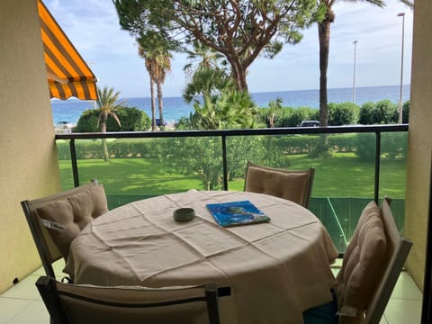 Cannes Terrace Beach Front & Sea view Apartment in Mandelieu-La Napoule