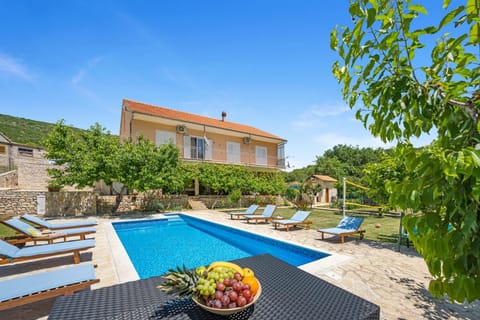 Property building, Day, Swimming pool, sunbed