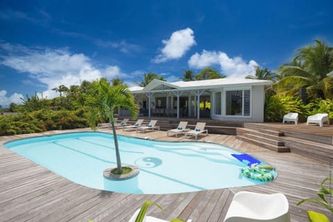 Property building, Patio, Day, Natural landscape, Garden, Swimming pool, sunbed