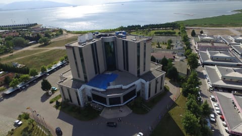 Property building, Nearby landmark, Staff, Restaurant/places to eat, Day, People, Natural landscape, Darts, Game Room, Nightclub / DJ, Fitness centre/facilities, Tennis court, Hiking, Evening entertainment, Area and facilities, Shopping Area, Swimming pool, Entertainment, Family