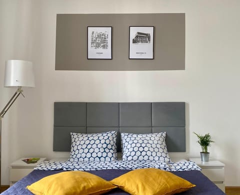 Bed, Living room, Photo of the whole room, Seating area, Bedroom