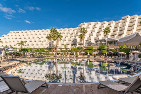 Property building, Natural landscape, Swimming pool, sunbed