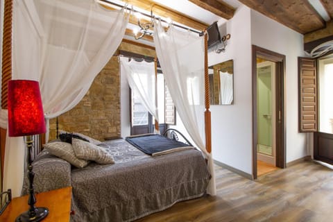 Bed, Photo of the whole room, Sunrise