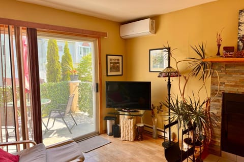 TV and multimedia, Balcony/Terrace, Living room, Seating area, air conditioner