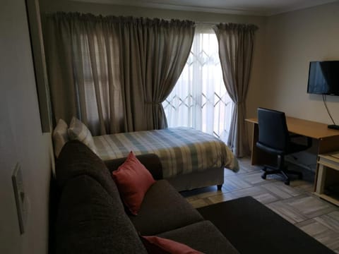 Serengeti Self Catering Units Bed and Breakfast in Cape Town