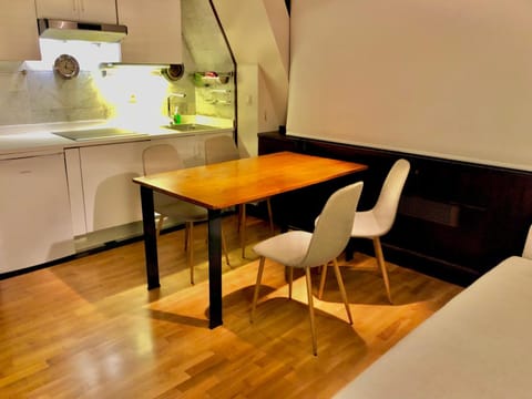 Kitchen or kitchenette, Living room, Seating area, Dining area