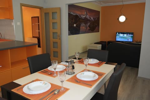 TV and multimedia, Kitchen or kitchenette, Food and drinks, Dining area, Food