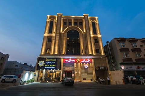Property building, Nearby landmark, Facade/entrance, Property logo or sign, Neighbourhood, Sunrise, Sunset