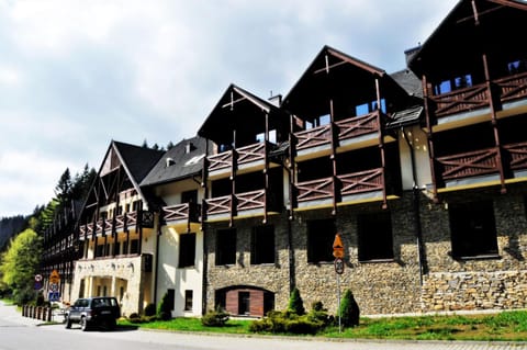 Facade/entrance, River view