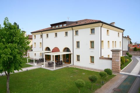 Property building, Facade/entrance, View (from property/room), Breakfast, Parking