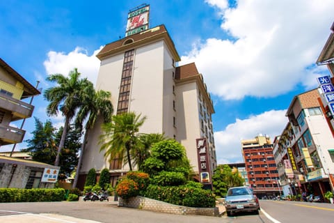 Property building, Day, Neighbourhood, City view, Street view, Parking