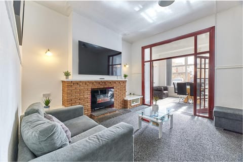 TV and multimedia, Living room, Seating area, flat iron