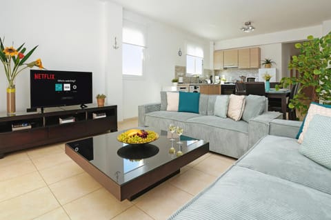 TV and multimedia, Kitchen or kitchenette, Living room, Seating area, Dining area, oven, stove