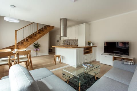 Kitchen or kitchenette, Living room, Seating area, Dining area