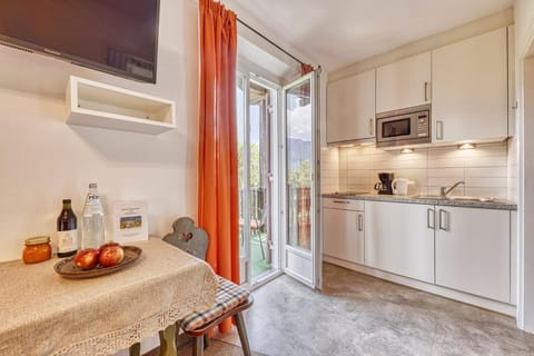 Kitchen or kitchenette, Dining area, stove