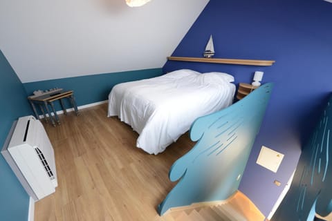 Photo of the whole room, Family