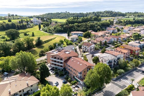 Facade/entrance, City view, Lake view, Parking